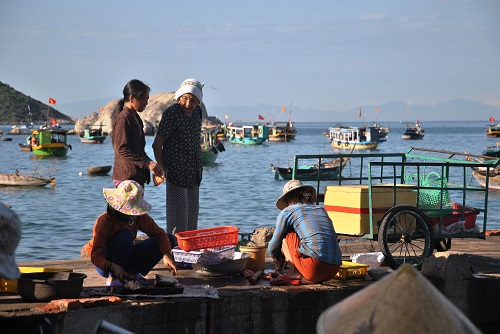 Fishermen from Lang Islet selling their locally-caught seafood in the early morning