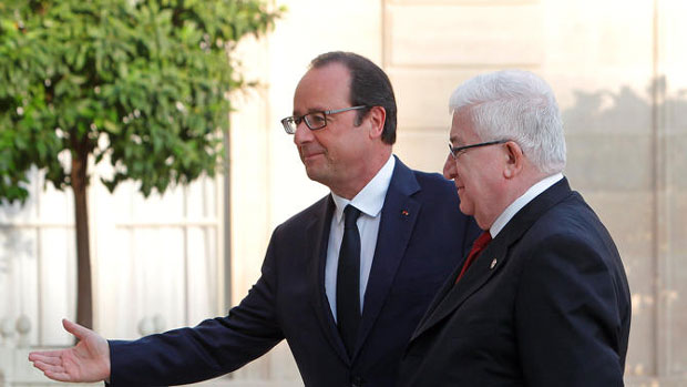 Tổng thống Pháp Francois Hollande (trái) chào đón Tổng thống Iraq Fouad Masoum đến tham dự hội nghị ở Paris.Ảnh: AP