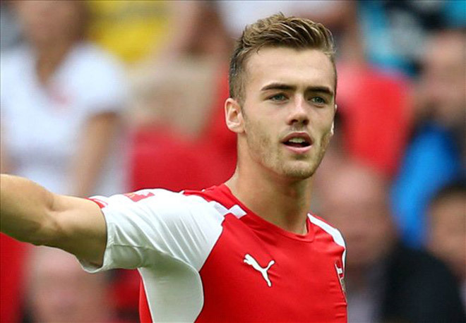 Calum Chambers tiêu tốn của Arsenal hơn 26 triệu đôla và dĩ nhiên tài năng trẻ này không về sân Emirates để làm dự bị. Hậu vệ 19 tuổi được bầu chọn là cầu thủ hay nhất Arsenal tháng tám vừa qua có thể chơi vị trí cánh phải thay cho Debuchy (bị treo giò) trong chuyến làm khách tới Dortmund. 