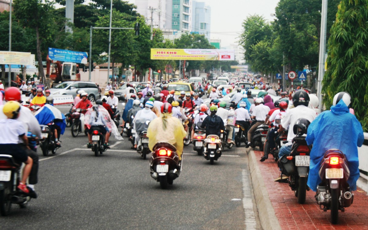 Ùn tắc trên cầu Sông Hàn, nhiều người phải nhắc xe lên đi trên vỉa hè.