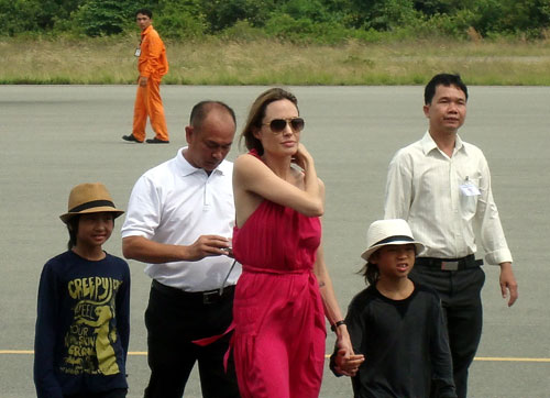 Pax Thien (nón trắng) cùng Angelina Jolie quay lại VN hồi tháng 11-2011 - Ảnh: Gia Phúc