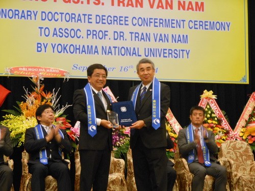 YNU’s Prof Kunio (right) presenting theHonorary Doctorate certificate to Prof Nam