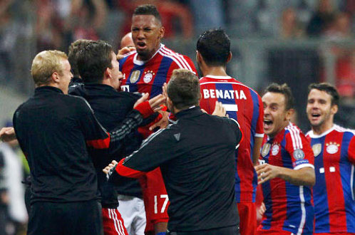  Các cầu thủ Bayern Munich ăn mừng bàn thắng của Boateng - Ảnh: Reuters