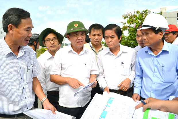 Bí thư Thành ủy Trần Thọ kiểm tra dự án Khu tái định cư số 7 Trung tâm đô thị mới Tây Bắc. Ảnh: Việt Dũng 