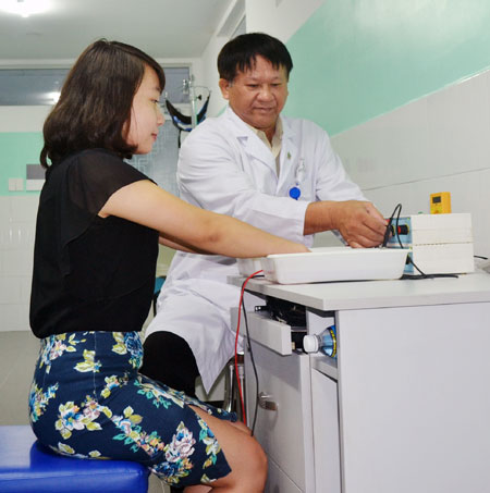 Bác sĩ Lê Đình Đảm sử dụng phương pháp điện di điều trị chứng tăng tiết mồ hôi.