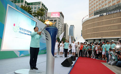 Seoul Mayor Park Wonsoon lights the flame in Seoul Plaza on September 16. (photo: Korea.net)