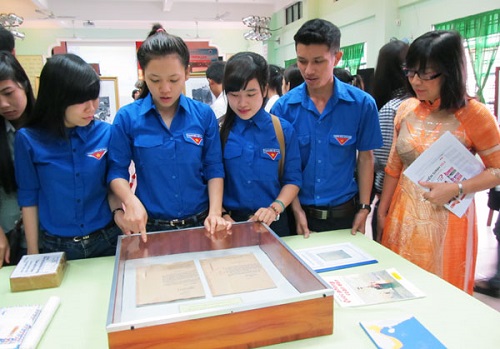 Students from Dong A University viewing historical documents showing Viet Nam's sovereignty over the Hoang Sa islands 