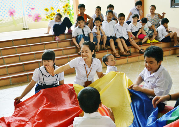 Cô Hà tại Trường chuyên biệt  tư thục Thanh Tâm vui đùa cùng học trò.  (Ảnh nhân vật cung cấp)