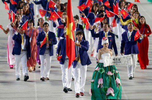 Hoàng Quý Phước cầm cờ cho đoàn thể thao Việt Nam tại ASIAD Incheon 2014 - Ảnh: Reuters