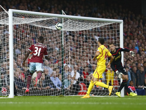 Cú dứt điểm nửa chuyền của Diafra Sakho đánh bại hàng thủ Liverpool (E.Valencia chờ sẵn phía sau)