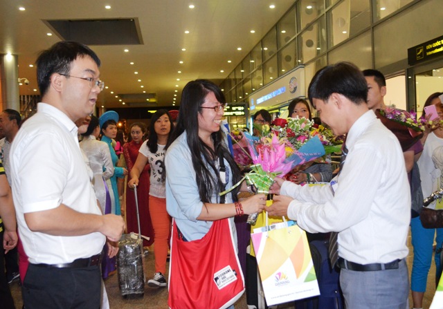 Những vị khách đầu tiên trên chuyến bay MU7007 từ Bắc Kinh đến Đà Nẵng đêm ngày 21-9.