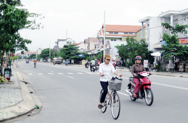 Nhiều tuyến đường được nâng cấp, mở rộng đã góp phần làm đổi thay diện mạo nông thôn mới ở Hòa Vang. Trong ảnh: Tuyến đường Cầu Đỏ - Điện Hòa đi qua xã Hòa Tiến. Ảnh: V.T.LÊ