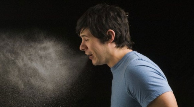 Một cú hắt hơi mạnh có thể giải phóng các giọt nước bọt mang theo 100.000 vi khuẩn vào không khí trong bán kính 3,5 mét.