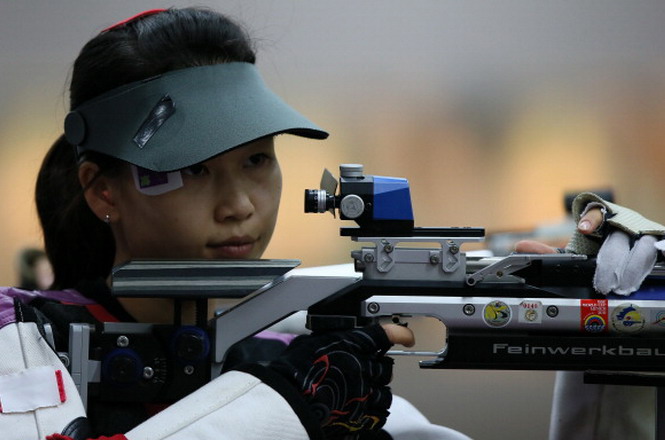 Yi Siling là 1 trong 3 thành viên của đội bắn súng trường hơi 10m của Trung Quốc - Ảnh: AFP