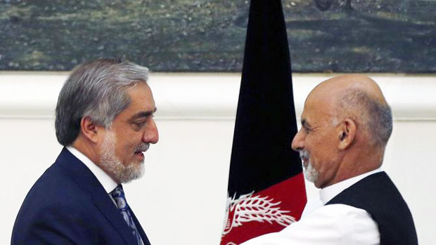 Ông Ashraf Ghani (phải) và ông Abdullah Abdullah chia sẻ quyền lực để thành lập chính phủ thống nhất.                       Ảnh: Reuters