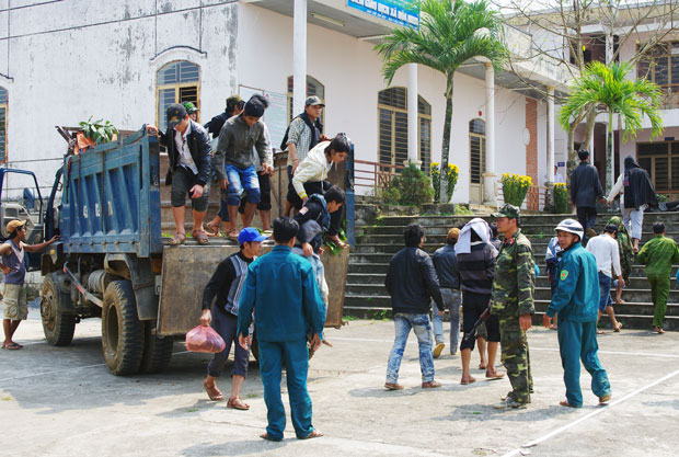 Lực lượng dân quân các xã Hòa Bắc và Hòa Ninh phối hợp bắt giữ 23 đối tượng khai thác vàng trái phép vào tháng 3-2013.  			                        Ảnh: PHƯỚC VINH