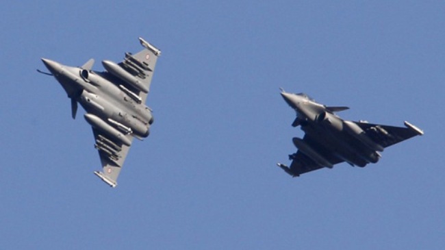 Hai chiếc chiến đấu cơ Rafale của Pháp. (Ảnh: Reuters)