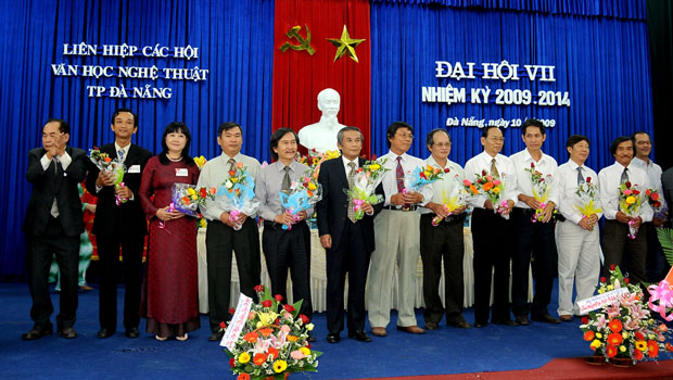 Ban Chấp hành Liên hiệp các Hội VH-NT thành phố nhiệm kỳ 2009-2014. Ảnh: HUY ĐẰNG