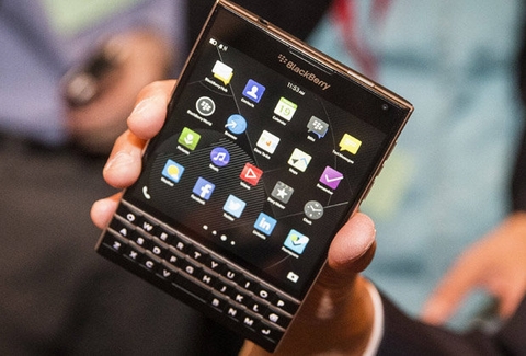 BlackBerry PassPort sở hữu thiết kế vuông vắn, viền máy được bảo vệ bởi lớp kim loại sáng bóng