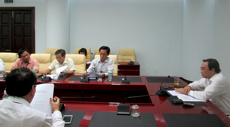 Chủ tịch UBND thành phố Văn Hữu Chiến làm việc với lãnh đạo các Sở ngành