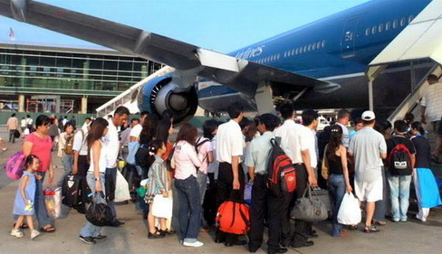 Passengers boarding a VNA flight  (Photo: Tuoi Tre)