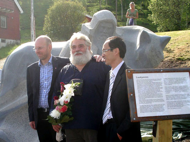 Ông Oyvin Storbaekken (giữa) cùng với  Thị trưởng Tolga và Bí thư thứ nhất Đại sứ quán Việt Nam tại Na Uy trong lễ khánh thành tượng “Người đàn ông dẫn ngựa” ở Tolga năm 2010. (Ảnh do Quỹ điêu khắc Đà Nẵng cung cấp)
