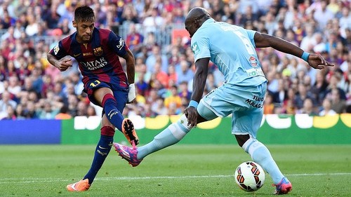 Neymar lập hat-trick đầu tiên ở mùa giải mới khi 3 lần xé lưới Granada.