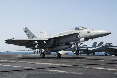 Máy bay F-18E Super Hornets của hải quân Mỹ hạ cánh xuống tàu sân bay USS George H.W. Bush sau khi tham gia chiến dịch oanh kích phiến quân IS ở Syria. Ảnh: AFP-TTXVN