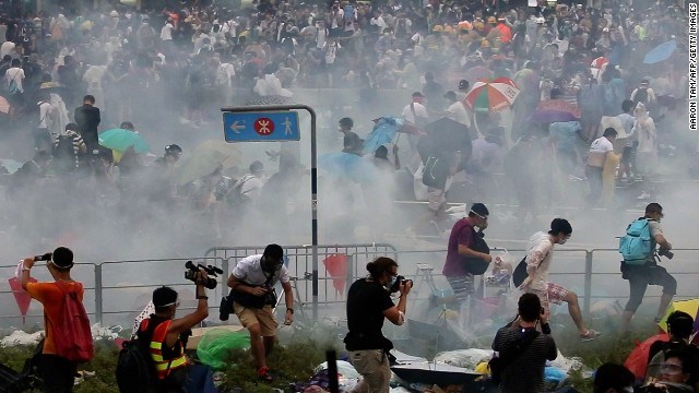 Đã xảy ra bạo lực trong khi người biểu tình tìm cách phong tỏa khu vực quanh tòa nhà chính quyền Hong Kong. (Ảnh: AFP/Getty Images)