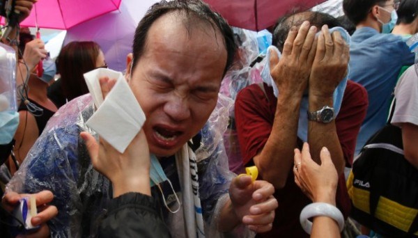 Cảnh sát đã bắn đạn hơi cay để giải tán những người biểu tình ở trung tâm Hong Kong. (Ảnh: AFP/Getty Images)