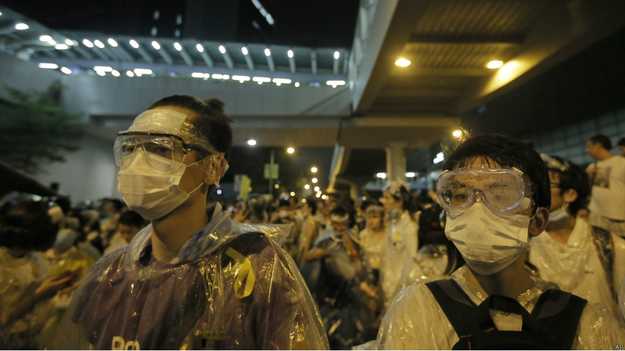 Nhiều bạn trẻ mặc cả áo ni-lông để phòng vệ ngay trước giờ cảnh sát Hong Kong ra tay bằng các loại hơi cay, bình xịt.