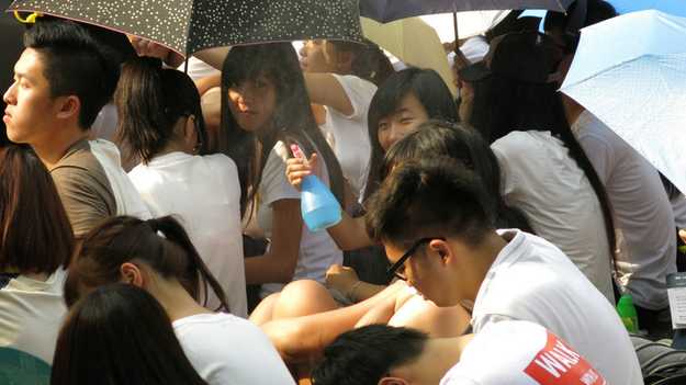 Biểu tình ngồi hôm Chủ nhật diễn ra sau các cuộc bãi khóa trước đó một tuần của nhiều học sinh, sinh viên tại Hong Kong.
