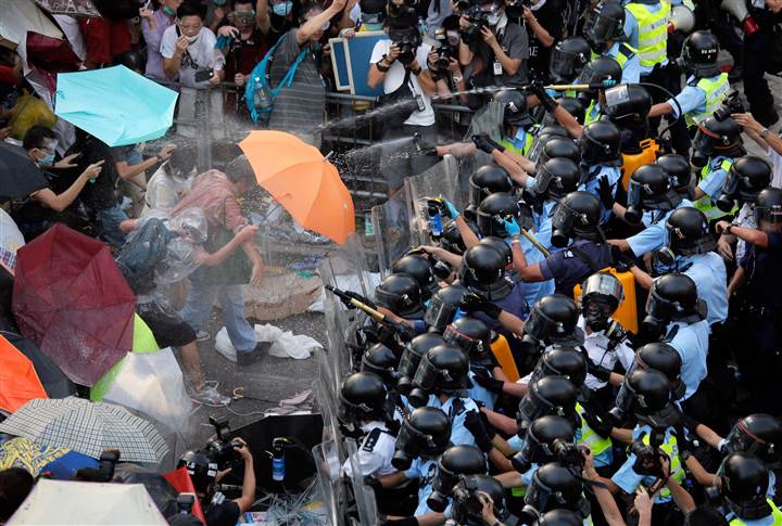 Cảnh sát Hong Kong trấn áp người biểu tình. Ảnh: AP