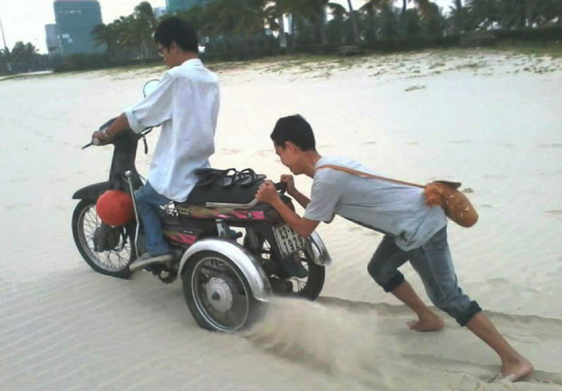 Các hội viên Chi hội thanh niên khuyết tật thành phố hỗ trợ lẫn nhau trong cuộc sống thường nhật. TRONG ẢNH: Hai hội viên Trần Nhân Tịnh và Nguyễn Hữu Minh hỗ trợ nhau cùng vượt qua bãi cát trắng.