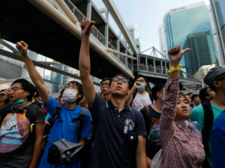 Người biểu tình Hồng Kông thắt ruy-băng màu vàng - Ảnh: Reuters 