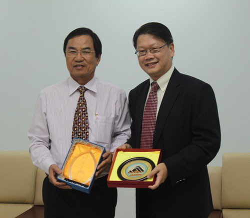 Vice Chairman Viet (left) and Mr Boosan Gan