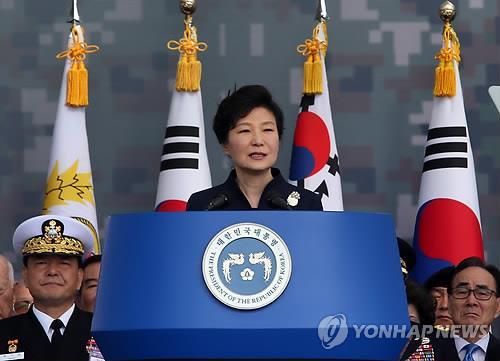 Tổng thống Park Geun-hye phát biểu tại tổng hành dinh quân đội Hàn Quốc tại Daejeon, cách Thủ đô Seoul 150 km về phía nam ngày 1-10-2014. Ảnh: Yonhap