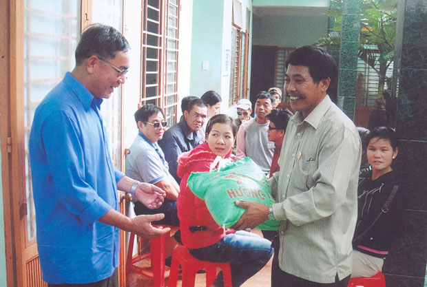 Cựu chiến binh Trần Văn Xuất tặng quà cho gia đình học sinh nghèo.