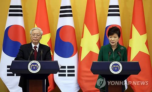 Tổng Bí thư Đảng Cộng sản Việt Nam, Nguyễn Phú Trọng và Tổng thống Hàn Quốc, Park Geun-hye trong cuộc họp báo sau cuộc gặp gỡ tại thủ đô Seoul, ngày 2-10-2014. Ảnh: Yonhap
