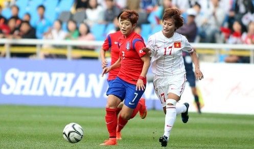 Viet Nam's Nguyen Hai Hoa (R) and South Korea's Jeon Gauel fight for the ball during their 2014 Asian Games women’s football (soccer) third-place encounter