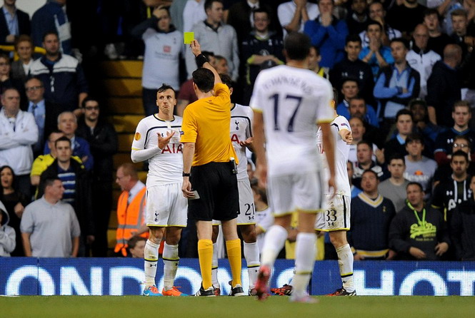 Tottenham (áo trắng) bị Besiktas cầm hòa ngay trên sân nhà White Hart Lane - Ảnh: AFP