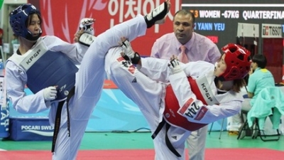 Ha Thi Nguyen (in red) and her RoK opponent in the women’s under-67kg semifinal. (Credit: VOV)