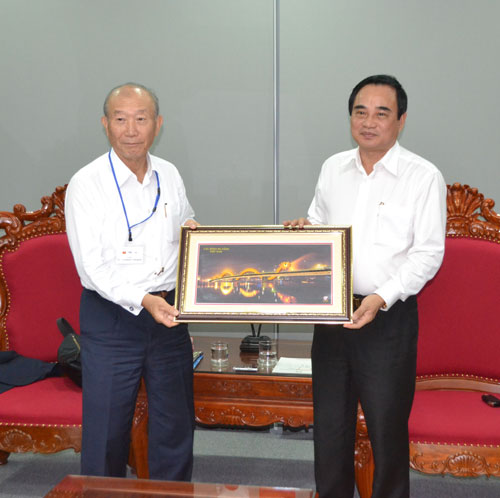  Mr Yoshihiko (left) and Chairman Chien