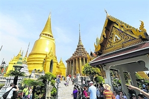 Visitors to the Royal Palace in Bangkok (Photo: Zuma Press)