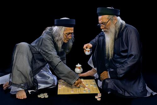 “Thu vui tuoi gia” (Two elderly men playing Chinese chess) by photographer Nguyen A