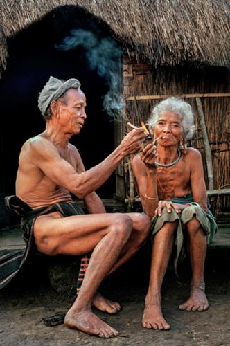 “Hanh phuc” (The happiness of an old couple) by Nguyen Ngoc Bao