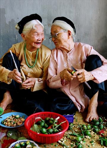 “Ban Trau” (Two elderly women preparing a betel quid) by Dien Dam