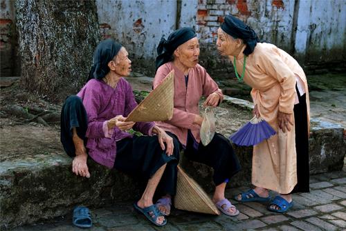       “Tam tinh” (Three elderly women chatting together) by Ngoc Thai