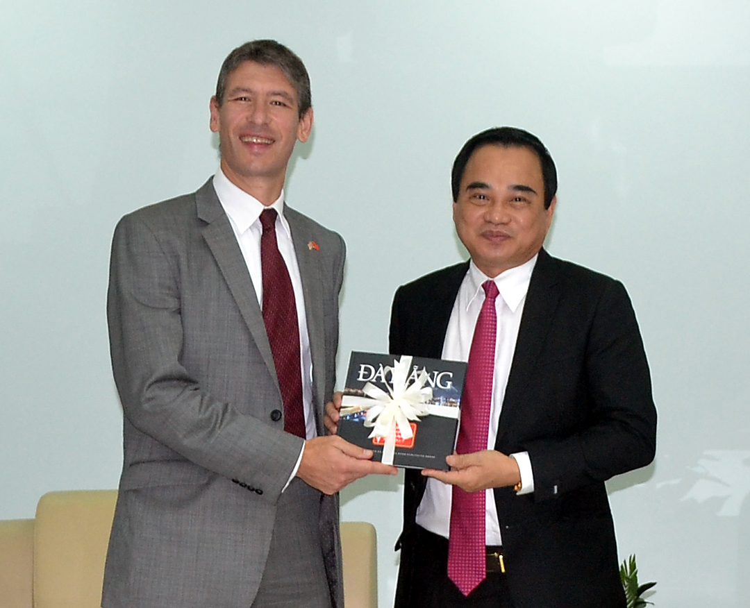 Chủ tịch UBND TP. Đà  Nẵng Văn Hữu Chiến tặng quà lưu niệm cho ngài tân Đại sứ Giles Lever