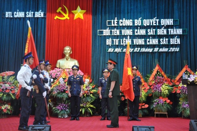 Thứ trưởng Bộ Quốc phòng  - Thượng tướng Nguyễn Thành Cung trao cờ cho 4  Bộ Tư lệnh Vùng Cảnh sát biển 